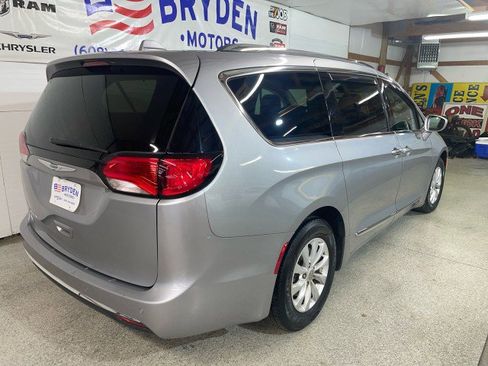 Used 2019 Chrysler Pacifica Touring-L image 2