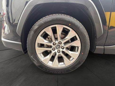 Used 2020 Toyota RAV4 XLE Premium image 9