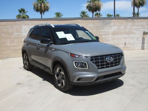 Used 2022 Hyundai Venue Limited FWD image 2