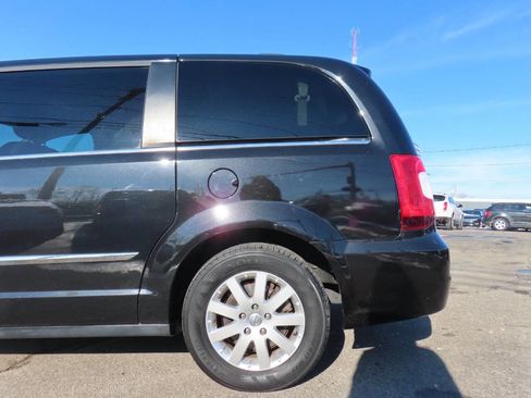 Used 2014 Chrysler Town & Country Touring image 25