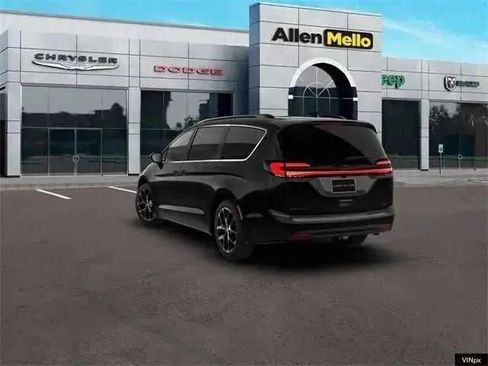 New 2026 Chrysler Pacifica Limited image 5