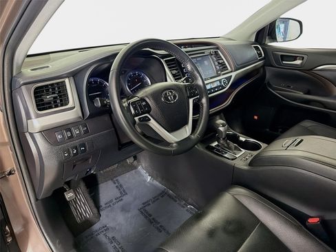 Used 2019 Toyota Highlander Limited Platinum FWD image 9
