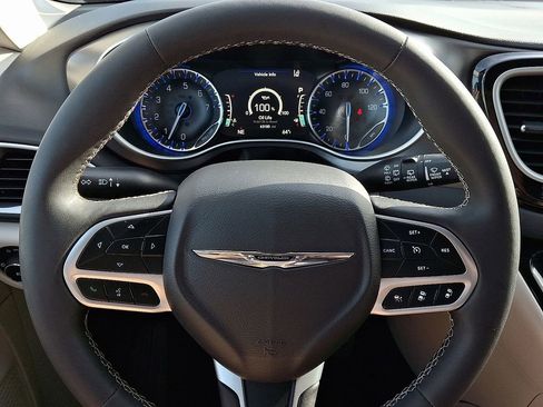 Used 2024 Chrysler Pacifica Touring-L image 21