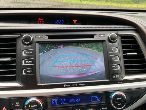 Used 2017 Toyota Highlander XLE AWD/4WD image 29