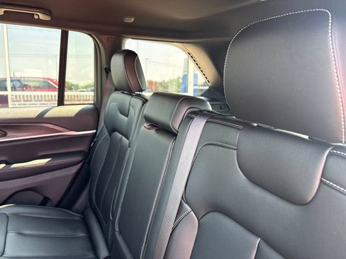 Used 2025 Jeep Grand Cherokee Limited AWD/4WD image 40