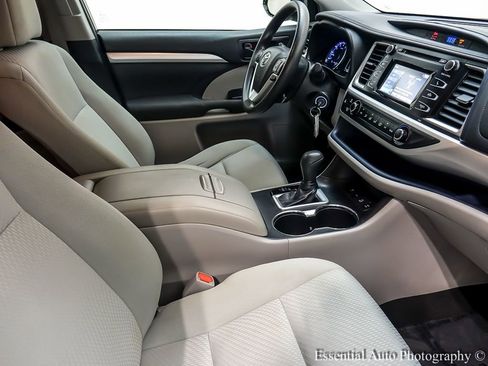 Used 2019 Toyota Highlander LE AWD/4WD image 24