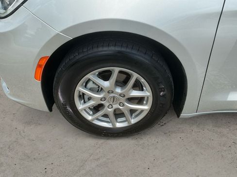Used 2024 Chrysler Pacifica Touring-L FWD image 14