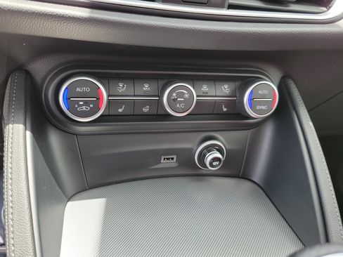 Used 2022 Alfa Romeo Stelvio Veloce AWD/4WD image 25