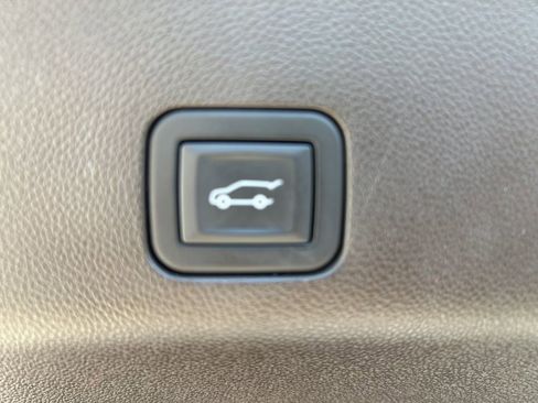 Used 2024 GMC Yukon XL Denali w/ Advanced Technology Package image 13