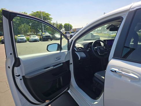 Used 2026 Toyota Sienna XLE FWD image 21