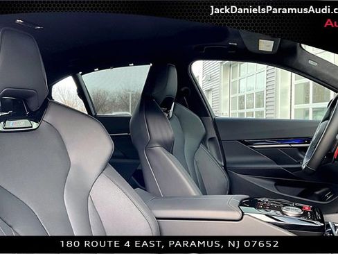 Used 2025 BMW M5 w/ Carbon Package image 7