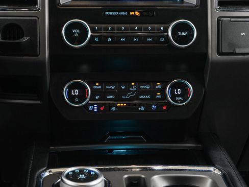 Used 2021 Ford Expedition XLT w/ Equipment Group 202A AWD/4WD image 21