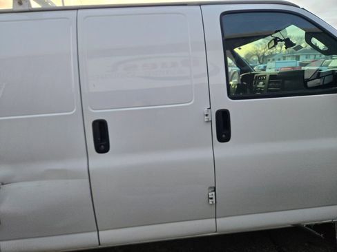 Used 2018 Chevrolet Express 2500 w/ Driver Convenience Package RWD image 13