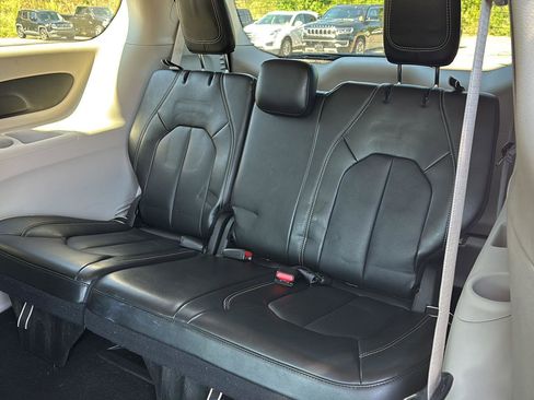 Used 2024 Chrysler Pacifica Touring-L FWD image 6