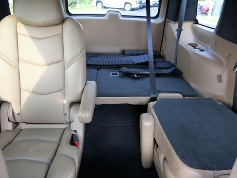 Used 2018 Cadillac Escalade Platinum AWD/4WD image 15