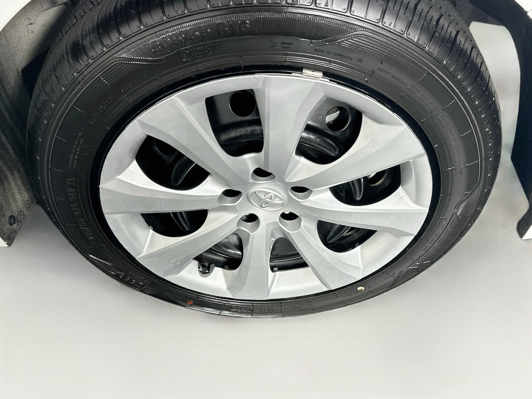 Used 2025 Toyota Corolla LE FWD image 11