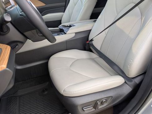 Used 2025 Toyota Grand Highlander image 20