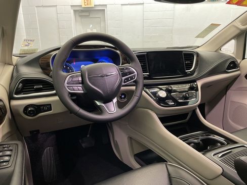 Certified 2024 Chrysler Pacifica Limited image 12