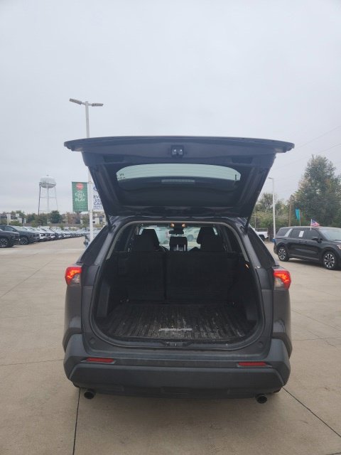 Used 2021 Toyota RAV4 LE AWD/4WD image 12