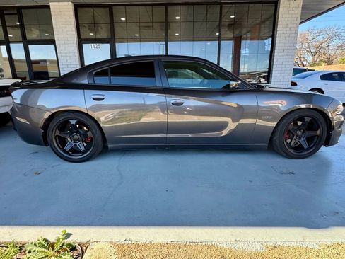 Used 2017 Dodge Charger R/T image 2