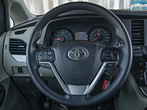 Used 2015 Toyota Sienna LE image 14
