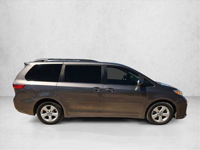Used 2019 Toyota Sienna LE w/ Carpet Mat Package FWD image 4