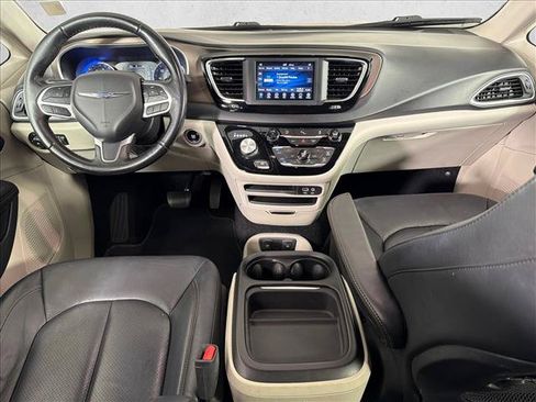 Used 2019 Chrysler Pacifica Touring-L FWD image 21