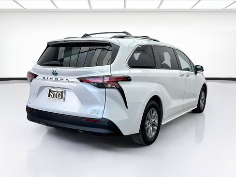 Used 2022 Toyota Sienna XLE AWD/4WD image 4