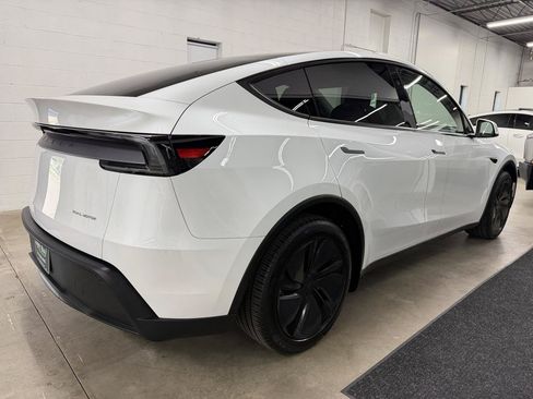 Used 2026 Tesla Model Y AWD image 4