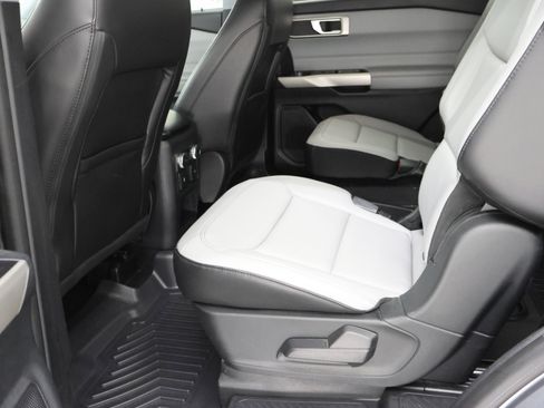 Used 2021 Ford Explorer XLT w/ Equipment Group 202A AWD/4WD image 8