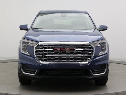 Used 2024 GMC Terrain SLE FWD image 2