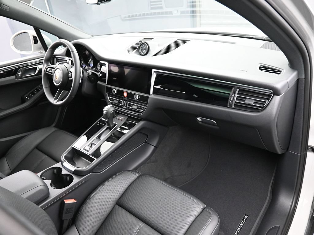 Certified 2026 Porsche Macan AWD/4WD image 32
