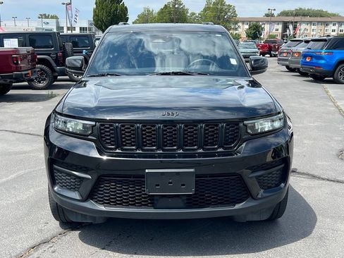 Used 2023 Jeep Grand Cherokee Altitude AWD/4WD image 4