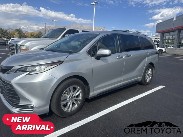 Used 2022 Toyota Sienna Limited FWD image 2
