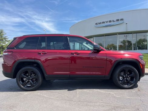 Used 2023 Jeep Grand Cherokee Limited w/ Black Appearance Package AWD/4WD image 63