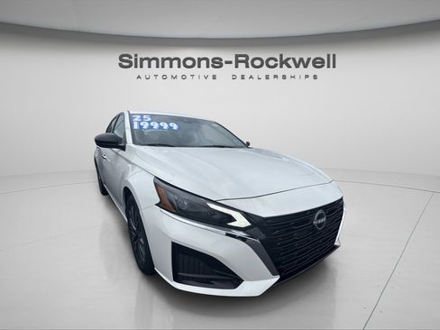 Used 2025 Nissan Altima 2.5 SV FWD image 6