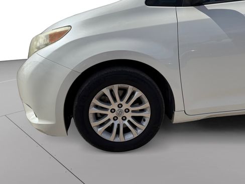 Used 2017 Toyota Sienna XLE Premium image 9