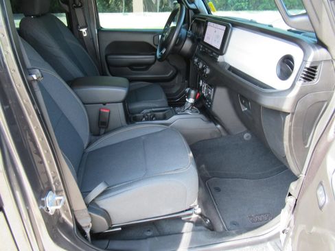 Used 2024 Jeep Gladiator Sport AWD/4WD image 11
