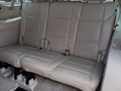 Used 2022 Cadillac Escalade ESV Premium Luxury Platinum image 30