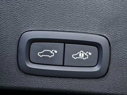 Certified 2025 Volvo XC40 B5 Core image 32