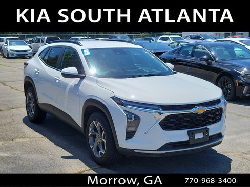 Used 2025 Chevrolet Trax LT FWD image 1