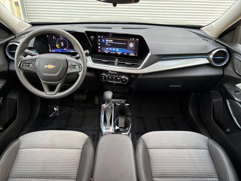 Used 2025 Chevrolet Trax LT FWD image 32