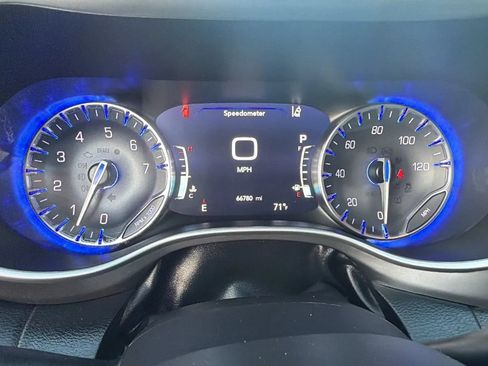 Used 2024 Chrysler Pacifica Touring-L FWD image 19
