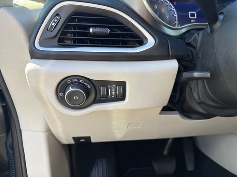 Used 2023 Chrysler Pacifica Touring-L image 33