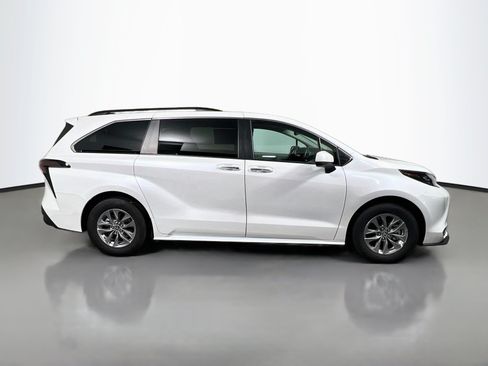 Used 2024 Toyota Sienna XLE FWD image 3