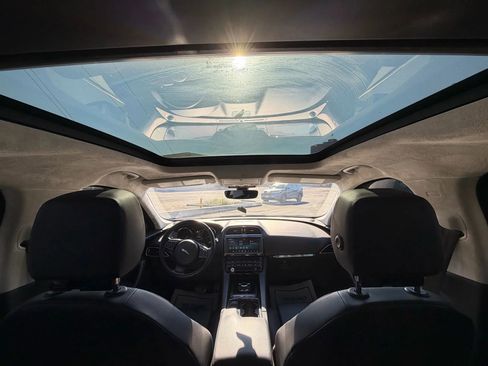 Used 2019 Jaguar F-PACE Premium image 19