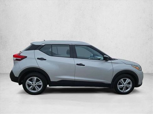 Used 2018 Nissan Kicks S image 3