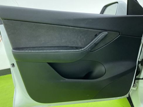 Used 2022 Tesla Model Y Long Range image 15