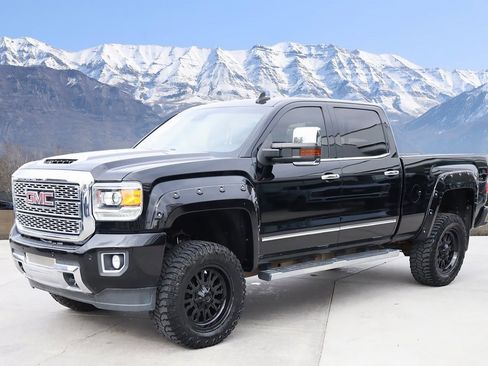 Used 2019 GMC Sierra 2500 Denali image 2