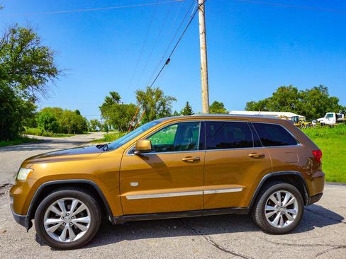 Used 2011 Jeep Grand Cherokee 70th Anniversary AWD/4WD image 9